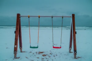 눈 덮인 양양 낙산해수욕장 – 겨울 바다 풍경