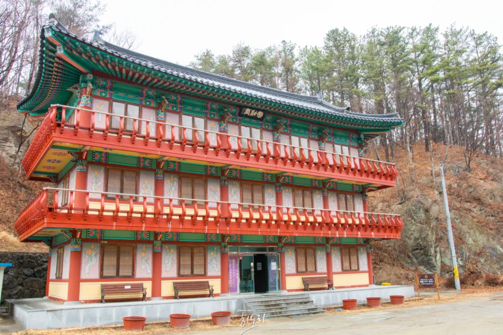 이색적인 사찰, 석회암을 깎아 만든 한국의 소림사 '골굴사'