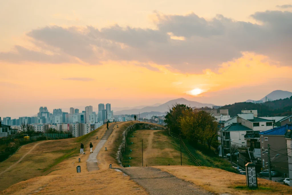 역사와 낭만이 공존하는 울산 병영성: 노을 산책과 정비공사 이야기