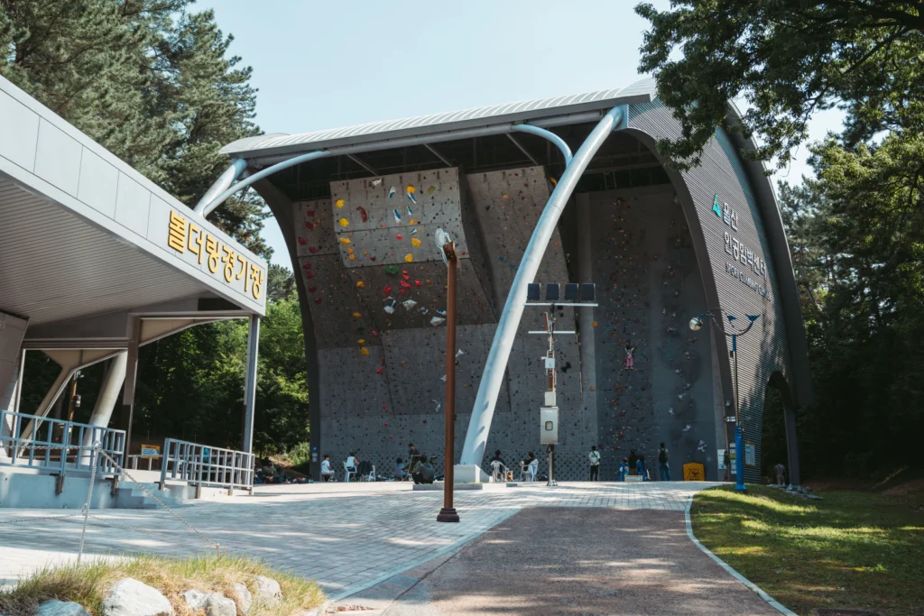 울산 인공암벽센터 - 스릴 넘치는 운동, 이색 데이트, 가족 나들이까지 한 번에!