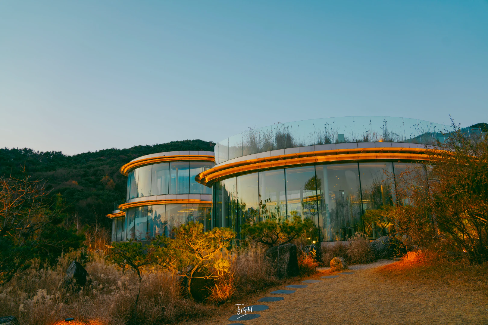 migiui Gallery Café in Ulsan: A Serene Garden Café Experience with Admission Ticket Included HWI00080 복사
