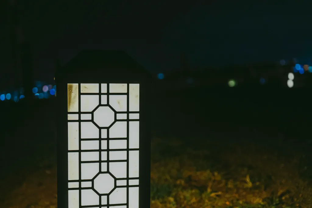 병영성 산책길의 전통 문살 조명