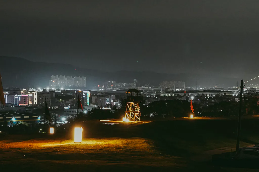 경상좌도 병영성 성곽 위에서 바라본 울산 시내 야경과 망루