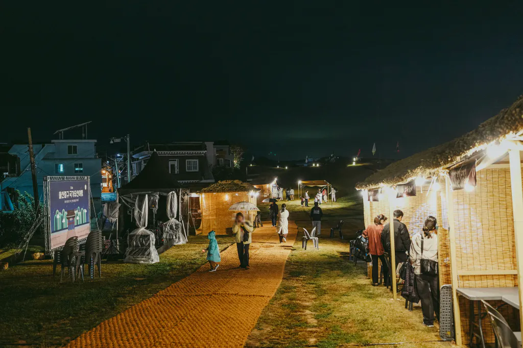 경상좌도 병영성 성곽 위로 이어진 체험 부스 거리