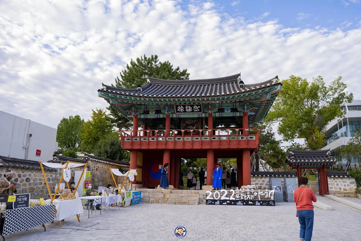 울산의 대표 캐릭터 ‘울산큰애기’를 찾아 여행을 해보세요.