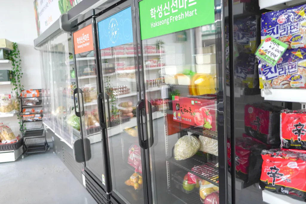 학성신선마트 냉장고와 라면 진열대