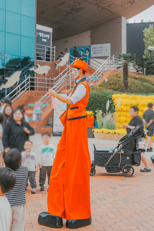 고래박물관 앞 키다리 삐에로