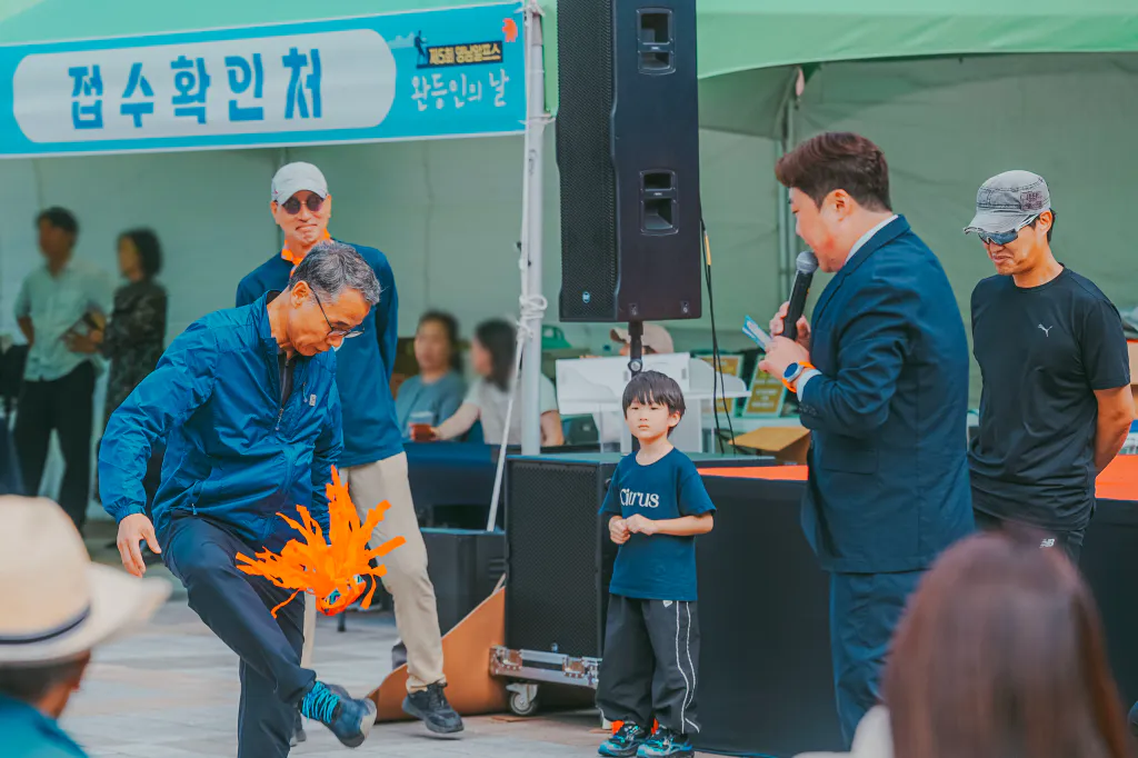 제기차기에 도전하는 참가자