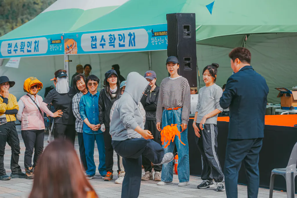 이벤트 차례를 기다리는 사람들