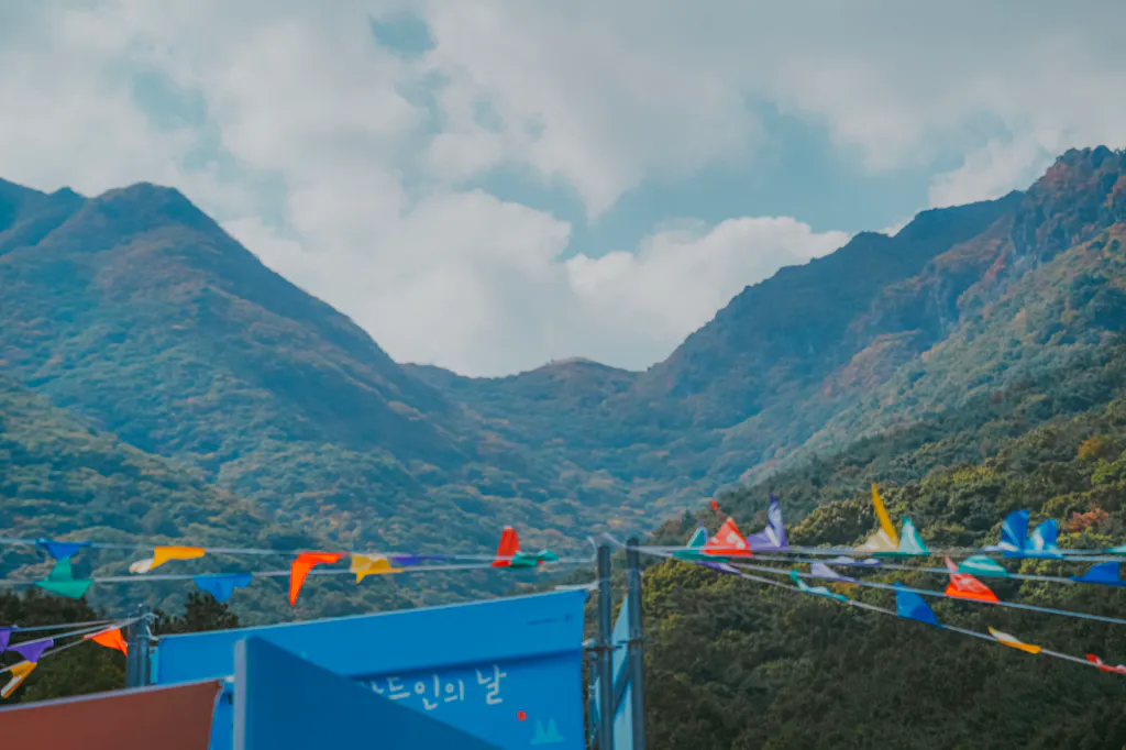 행사장 너머로 보이는 영남알프스 산자락
