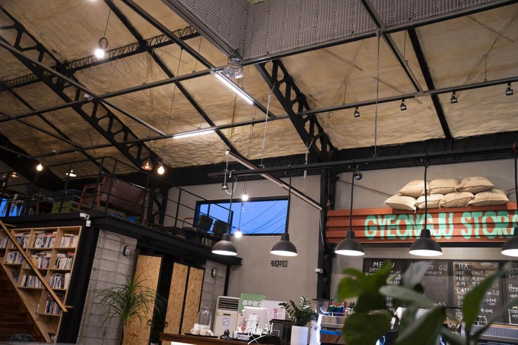 미곡창고(쌀창고)가 카페로 변신? 이색적인 카페 '경주창고' 사진 16