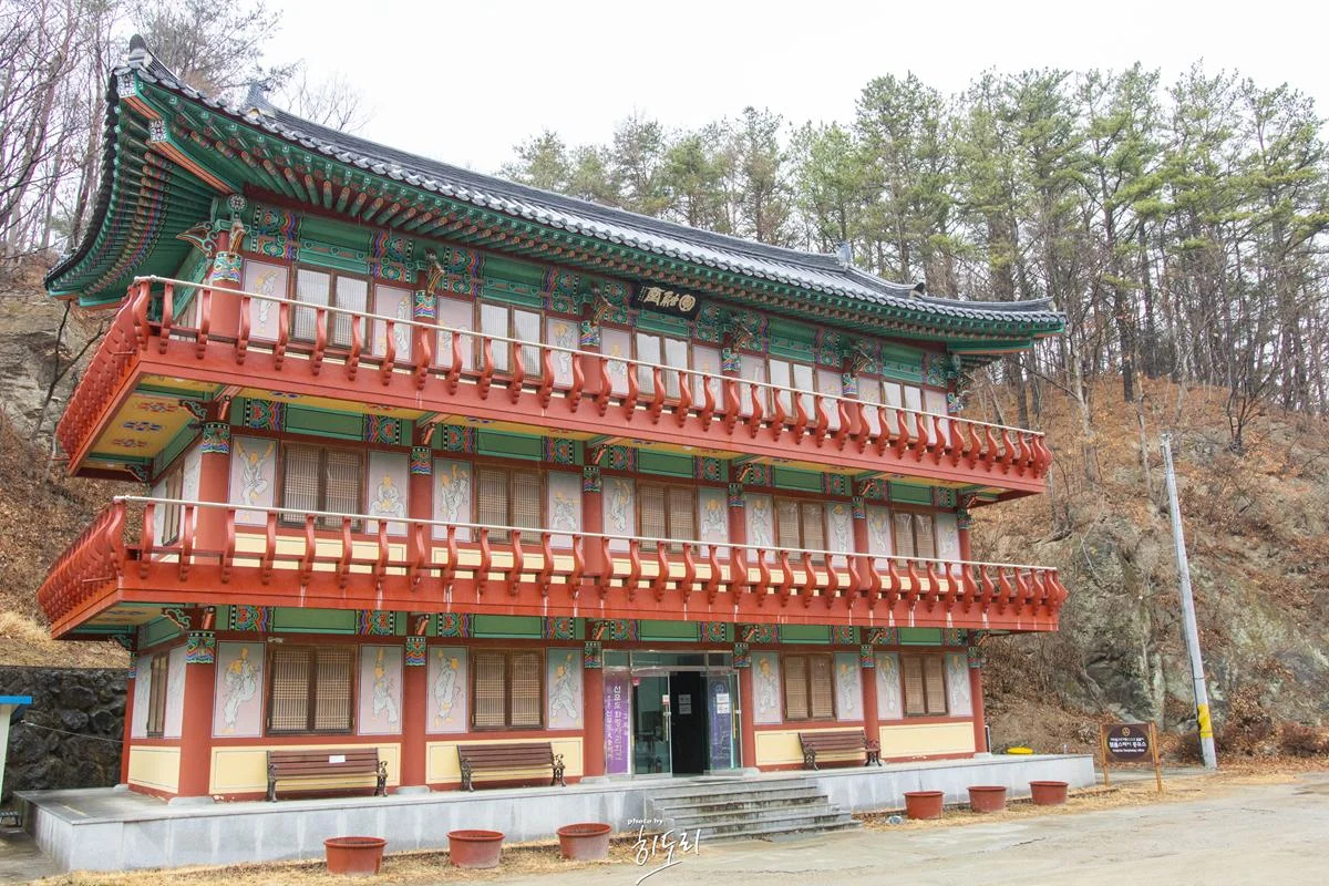 이색적인 사찰 석회암을 깍아만든 사찰 골굴사 한국의 소림사?