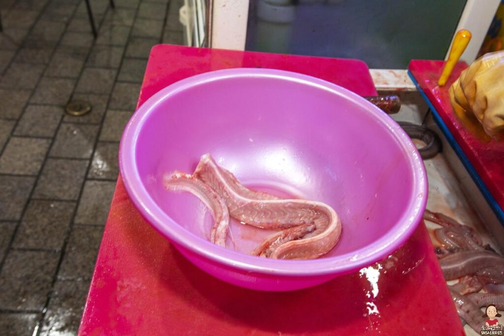 울산 중구 중앙시장에서 즐길수 있는 곰장어 골목길 사진 9