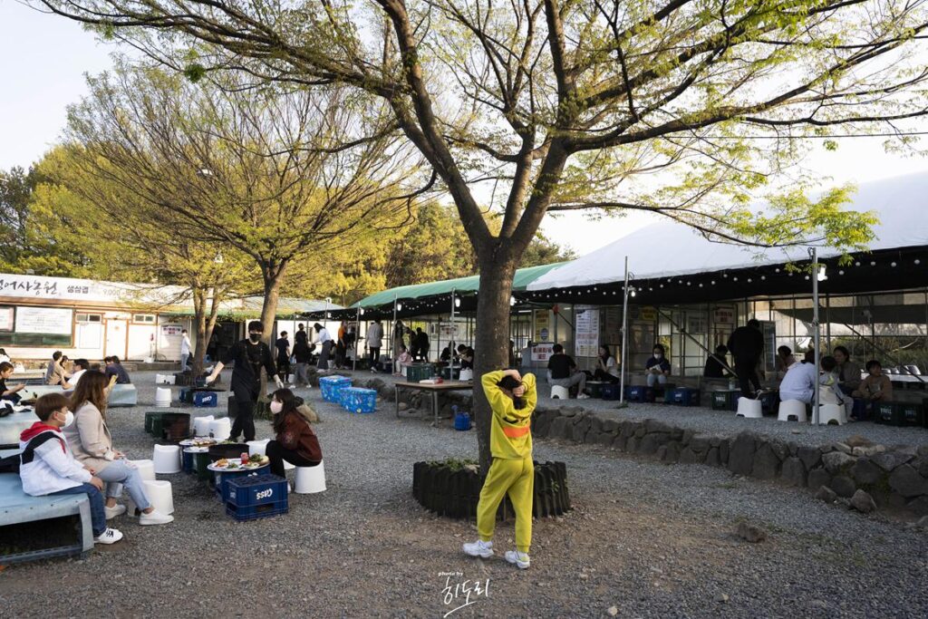 경주맛집 - 야외에서 솥뚜껑 바베큐 고깃집 '암행어사농원' 분위기에 취하지만 맛은 soso 사진 11
