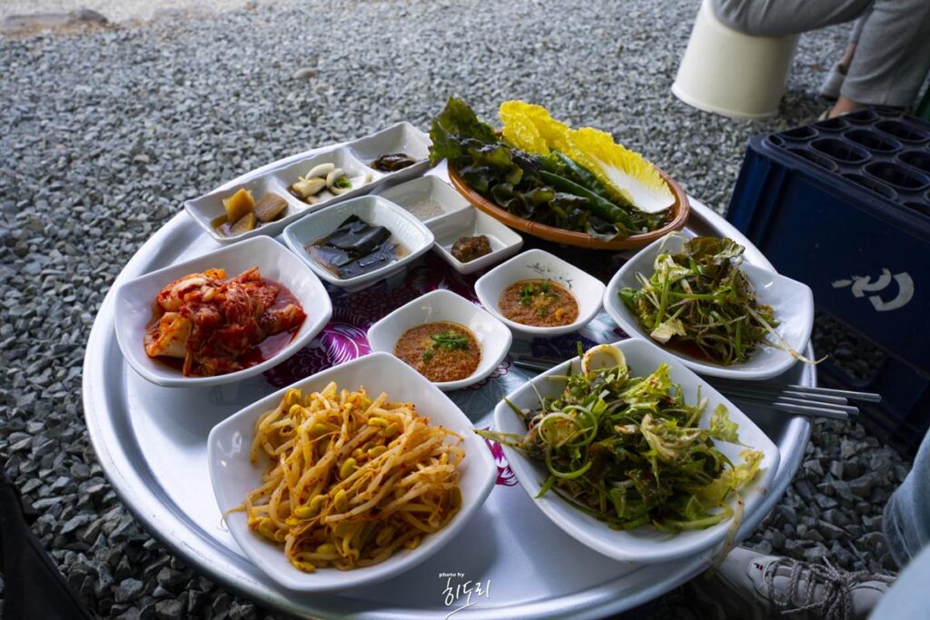 경주맛집 - 야외에서 솥뚜껑 바베큐 고깃집 '암행어사농원' 분위기에 취하지만 맛은 soso 사진 19