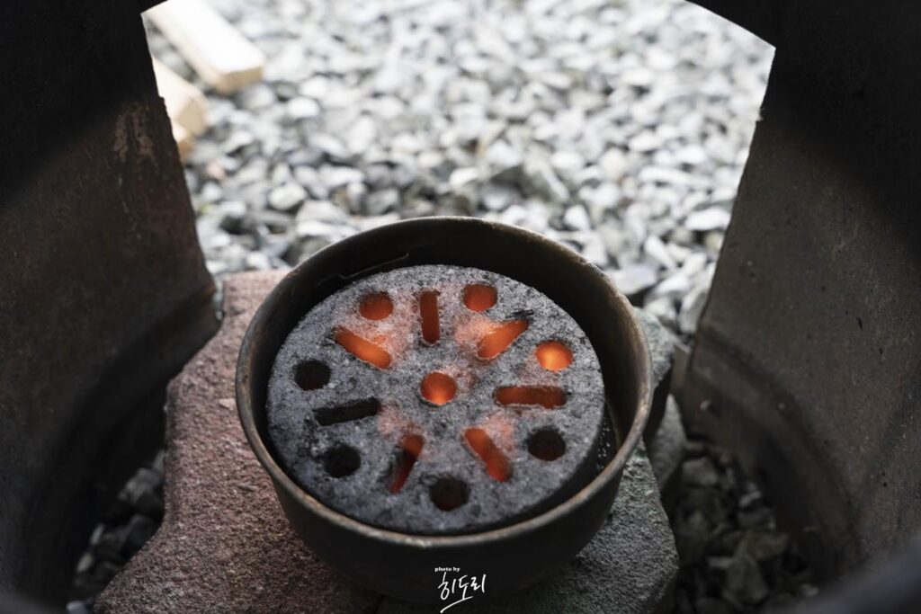 경주맛집 - 야외에서 솥뚜껑 바베큐 고깃집 '암행어사농원' 분위기에 취하지만 맛은 soso 사진 21