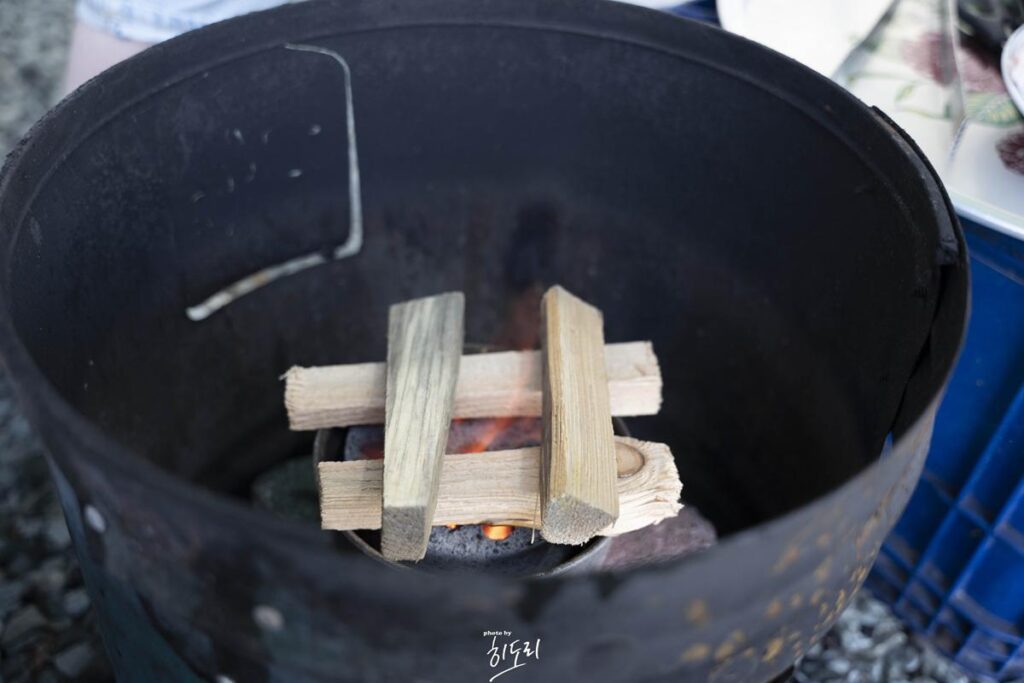 경주맛집 - 야외에서 솥뚜껑 바베큐 고깃집 '암행어사농원' 분위기에 취하지만 맛은 soso 사진 22