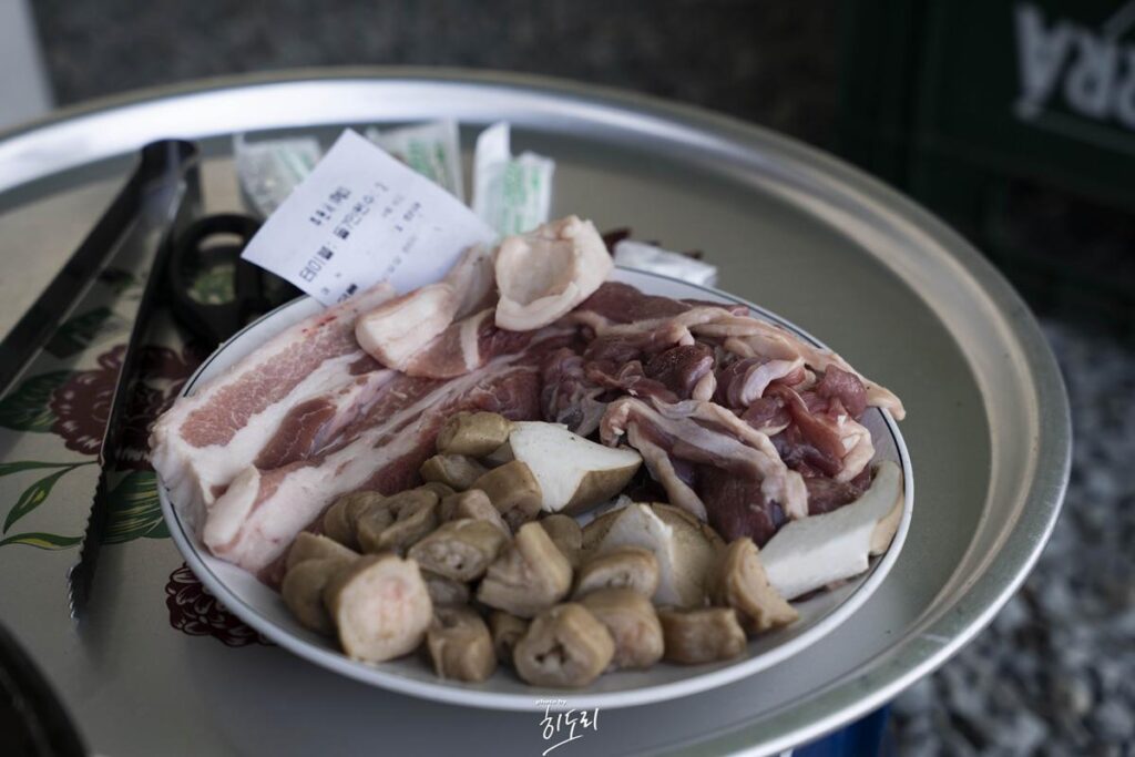 경주맛집 - 야외에서 솥뚜껑 바베큐 고깃집 '암행어사농원' 분위기에 취하지만 맛은 soso 사진 23