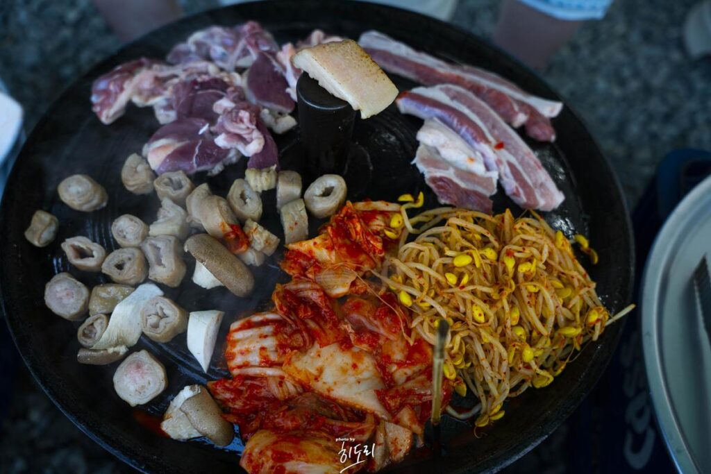 경주맛집 - 야외에서 솥뚜껑 바베큐 고깃집 '암행어사농원' 분위기에 취하지만 맛은 soso 사진 24