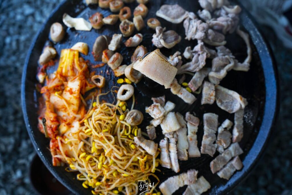 경주맛집 - 야외에서 솥뚜껑 바베큐 고깃집 '암행어사농원' 분위기에 취하지만 맛은 soso 사진 25