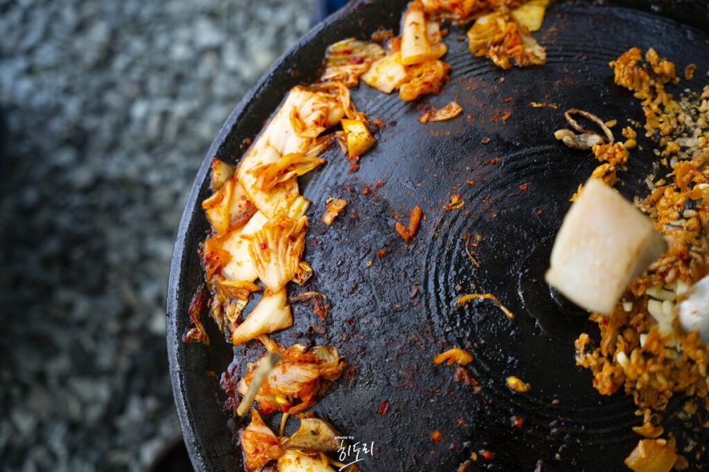 경주맛집 - 야외에서 솥뚜껑 바베큐 고깃집 '암행어사농원' 분위기에 취하지만 맛은 soso 사진 27